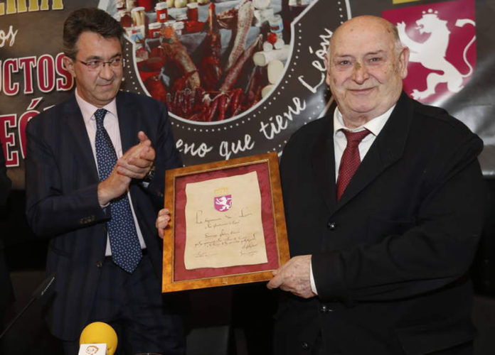 inauguración de la feria de los productos de leon en la plaza de Homenaje a maestro repostero Santiago Pérez
