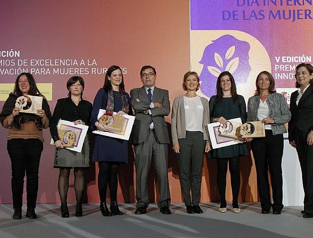 Foto de la entrega de premios de excelencia a la innovación para mujeres rurales