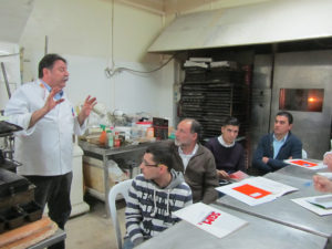 Joaquín Romero explica a los alumnos en el Curso de panadería Desarrollo Romero en Sevilla