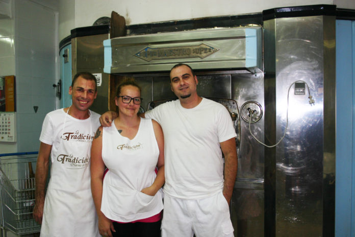 Florencio Villegas, con Pili y Rafa, el alma de Panadería La Tradición