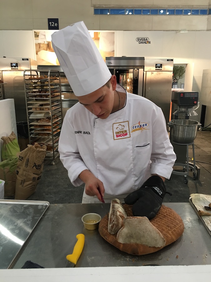 Enric trabaja en sus panes en el II Campeonato Nacional de panadería artesana