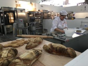 Selene elaborando sus panes en el II Campeonato Nacional de panadería artesana