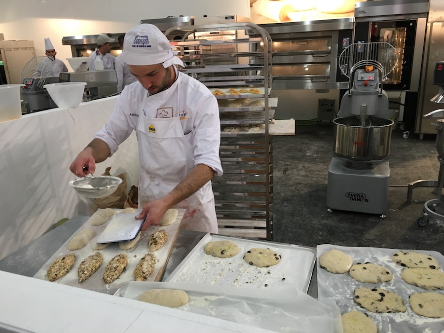 Toñín elaborando sus panes en el II Campeonato Nacional de panadería artesana