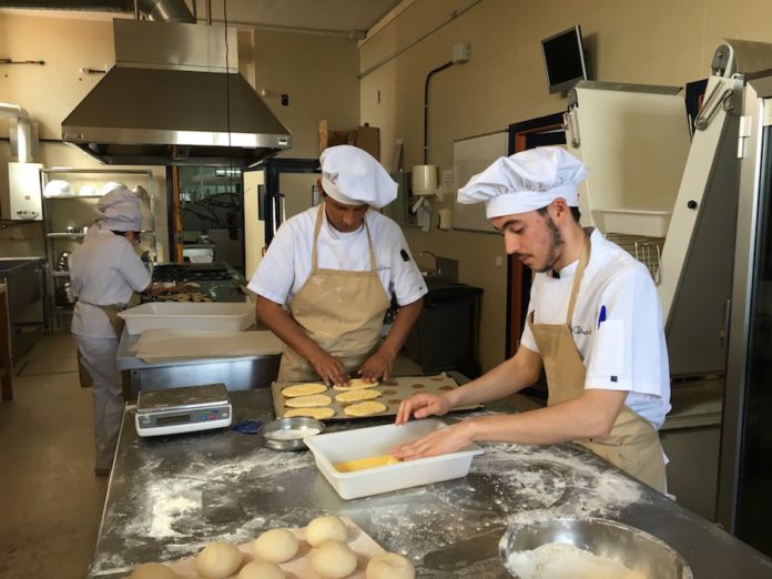 Alumnos del IES Atenea preparando molletes