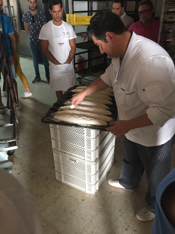 Enseñando corte de barras en Curso de Aplicación y técnicas de frío para panadería en Córdoba