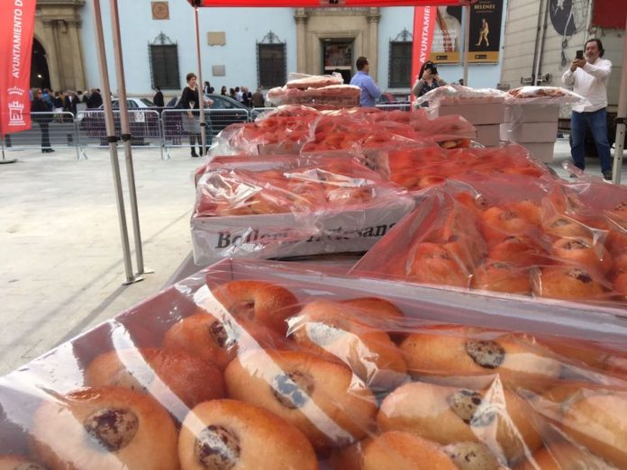 El Gremio de panaderos de Murcia repartió más de 5.000 monas en Semana Santa