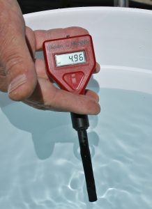 {{Information |Description ={{en|1=Rix Dobbs uses a pH meter to measure the acidity of water in a bucket.}} |Source =Commons |Author =Ildar Sagdejev (Specious) – derivative work: [[User:Kreuzschnabe...